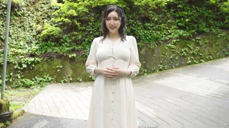 【在山梨縣某處】「超過100cm的I罩杯爆乳美人妻」人生首次的真實野外NTR中出拍攝。公開許可邊緣的衝擊100分鐘。※請盡快