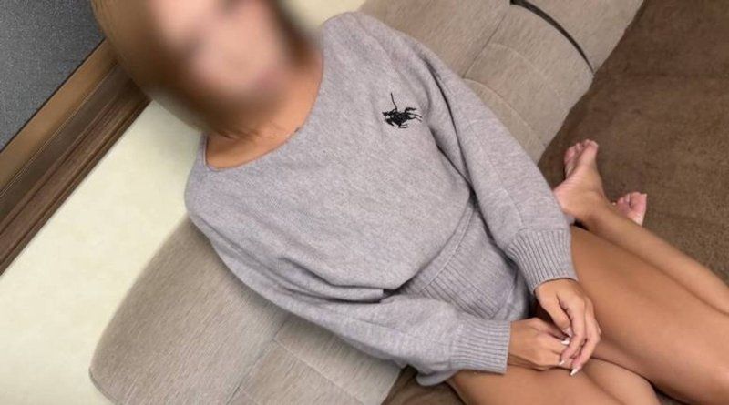 【完全素人】膚色小麥色的性感人妻！因為無法拒絕的性格，是個容易被壓迫的壞妻子。即使是危險期也毫不在意地在陰道深處中出。有特典