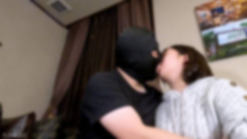 【素人初次拍攝】惠里(18) 是樸素素人的無妝拍攝的別視角影片。任由中年男人的慾望，無心淡然地接受